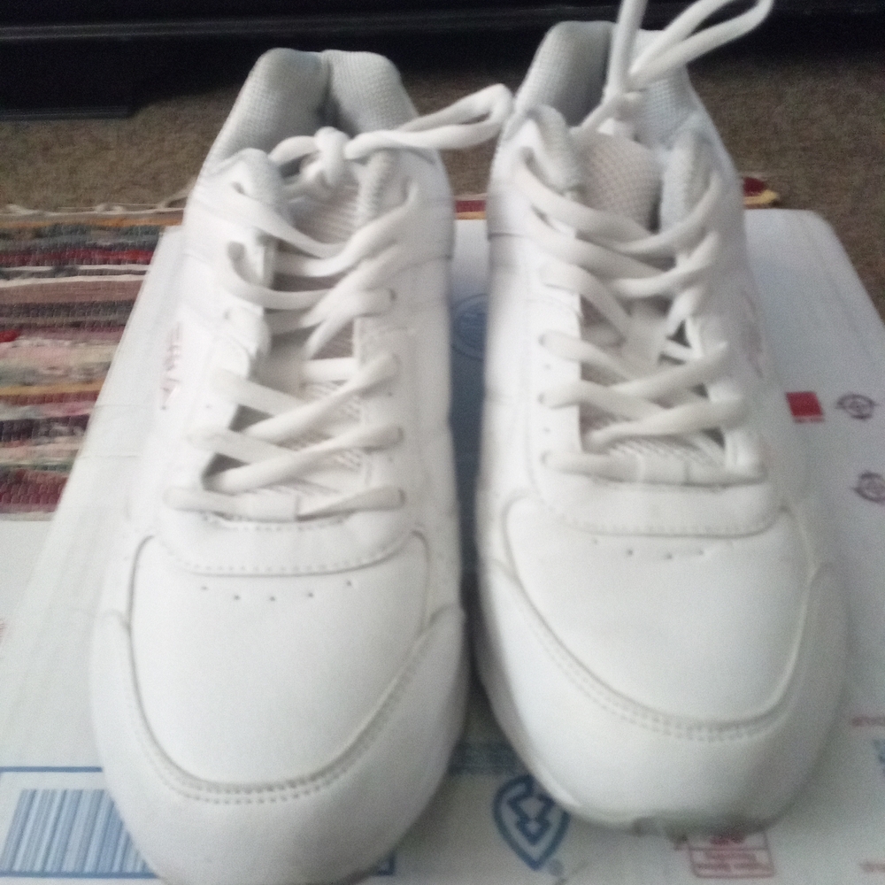 White Low-Top Sneakers with Textured Upper and Rubber Sole